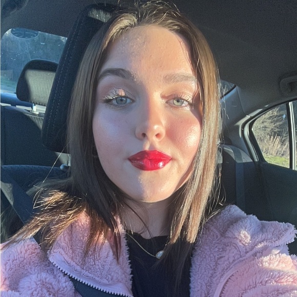 Meet your Posher, Emily - Picture 1 of 1